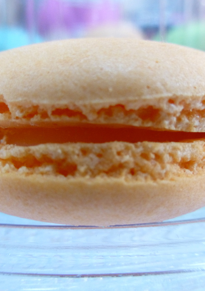 Una foto de Macarons de chocolate blanco y plátano
