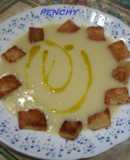 Crema de apio con pan frito picante