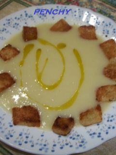 Una foto de Crema de apio con pan frito picante