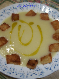 Una foto de Crema de apio con pan frito picante
