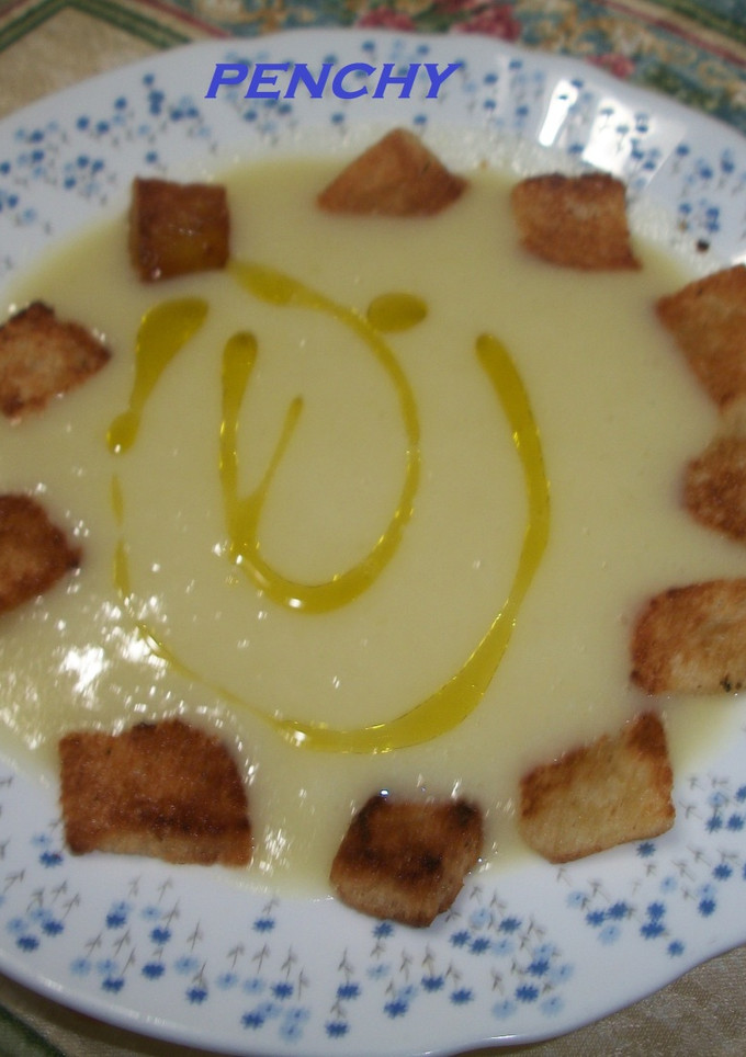 Una foto de Crema de apio con pan frito picante