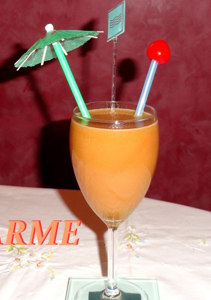 Una foto de Licuado de cerezas y zumo de melocotón y uva