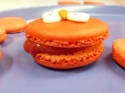Una foto de macaron de chocolate