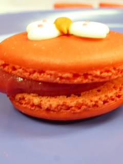 Una foto de Macarons con chocolate blanco de fresa