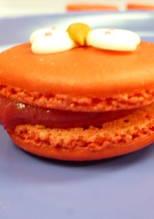 Una foto de Macarons con chocolate blanco de fresa
