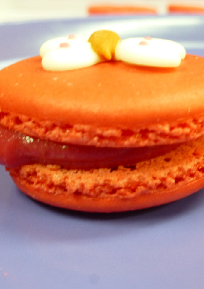 Una foto de Macarons con chocolate blanco de fresa