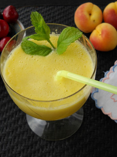 Una foto de Licuado de piña, albaricoques y melón
