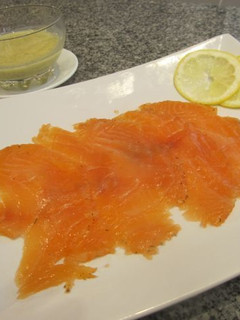 Una foto de Salmón marinado con salsa de mostaza