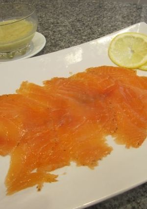Una foto de Salmón marinado con salsa de mostaza