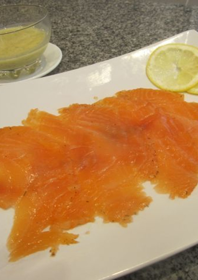 Una foto de Salmón marinado con salsa de mostaza