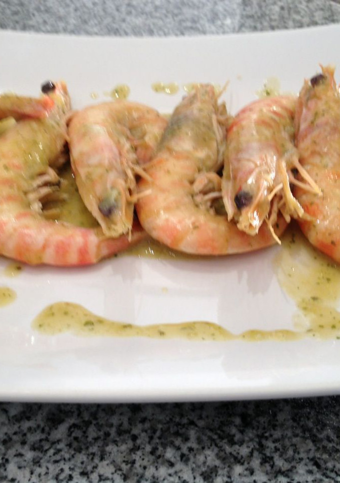 Una foto de Langostinos al cava con salsa verde