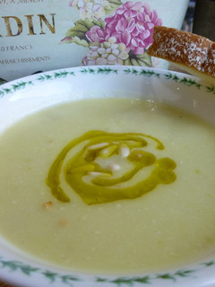 Una foto de Crema de calabacín con piñones y aceite de oliva