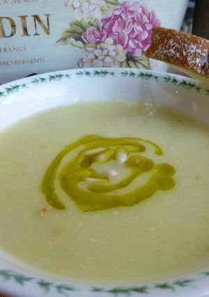 Una foto de Crema de calabacín con piñones y aceite de oliva