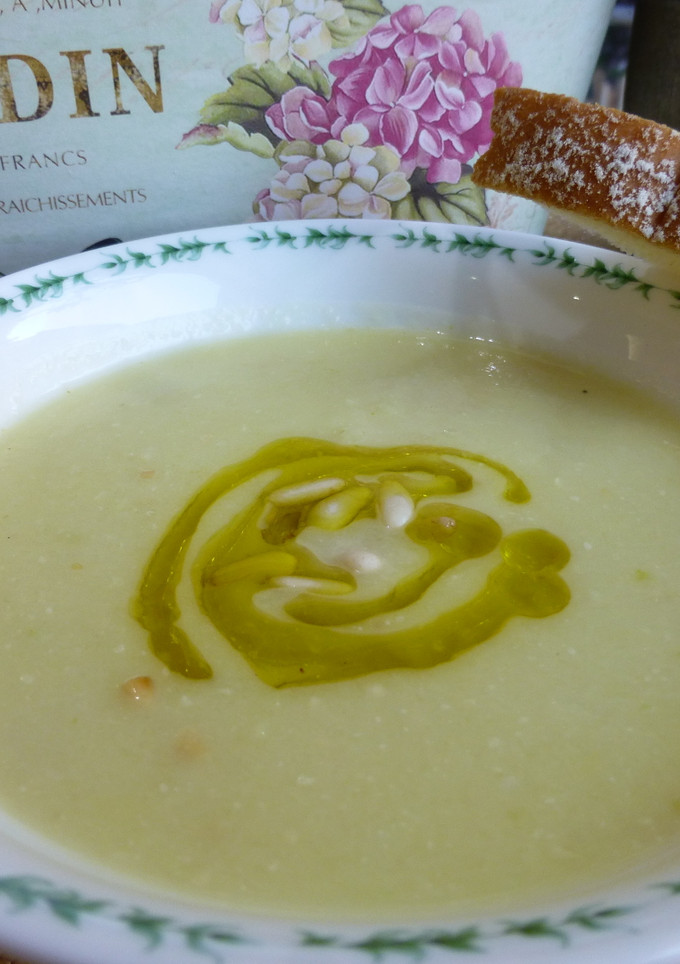 Una foto de Crema de calabacín con piñones y aceite de oliva