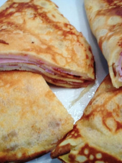Una foto de Crepes con jamón york y queso