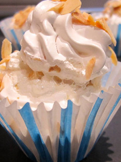 Una foto de Merengue suizo con almendras