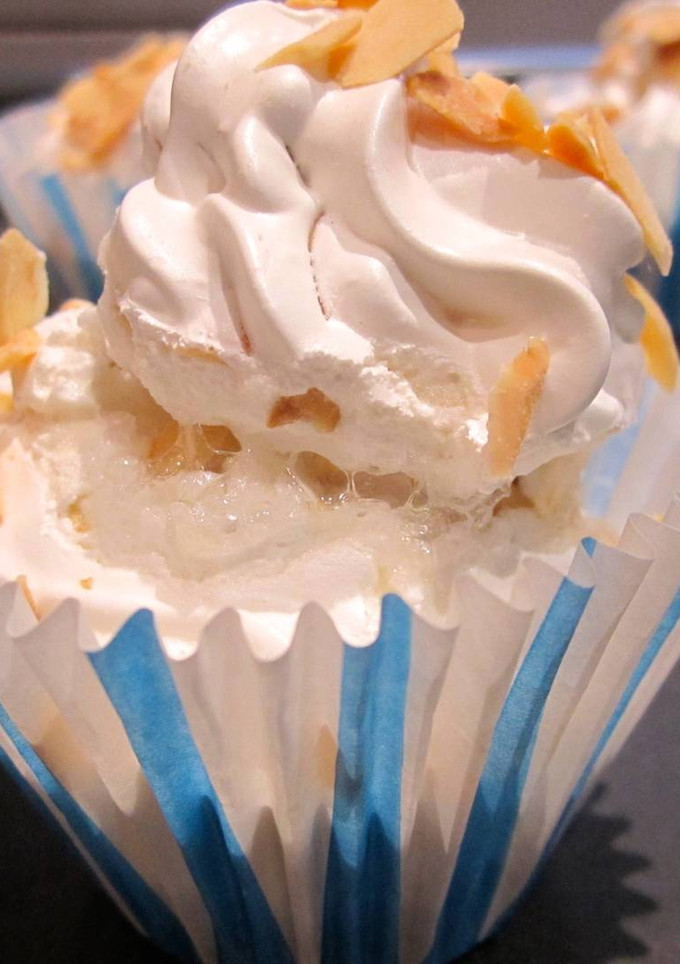 Una foto de Merengue suizo con almendras