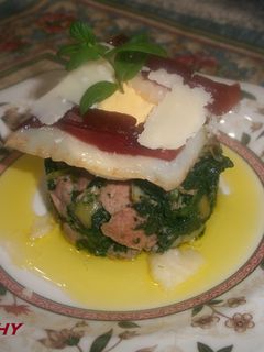 Una foto de Timbal de espinacas con jamón de pato y lascas de parmesano