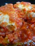 Bonito con salsa de tomate y pimientos