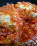 Bonito con salsa de tomate y pimientos