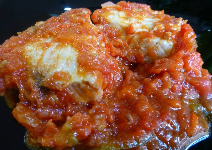 Foto principal de Bonito con salsa de tomate y pimientos

