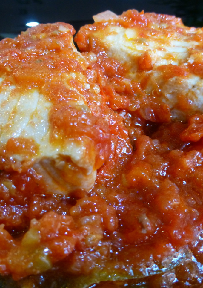 Una foto de Bonito con salsa de tomate y pimientos