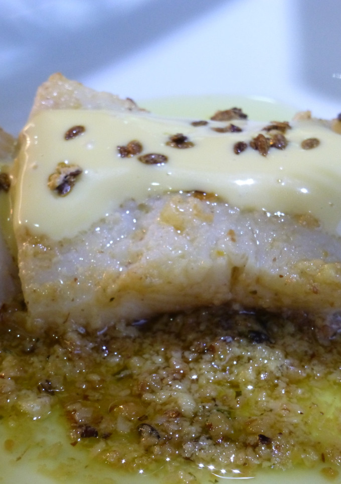 Una foto de Lenguado rebozado en almendras y salsa de limón