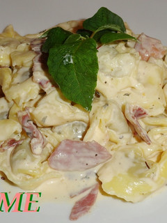 Una foto de Tortellini con jamón ibérico a los cuatro quesos