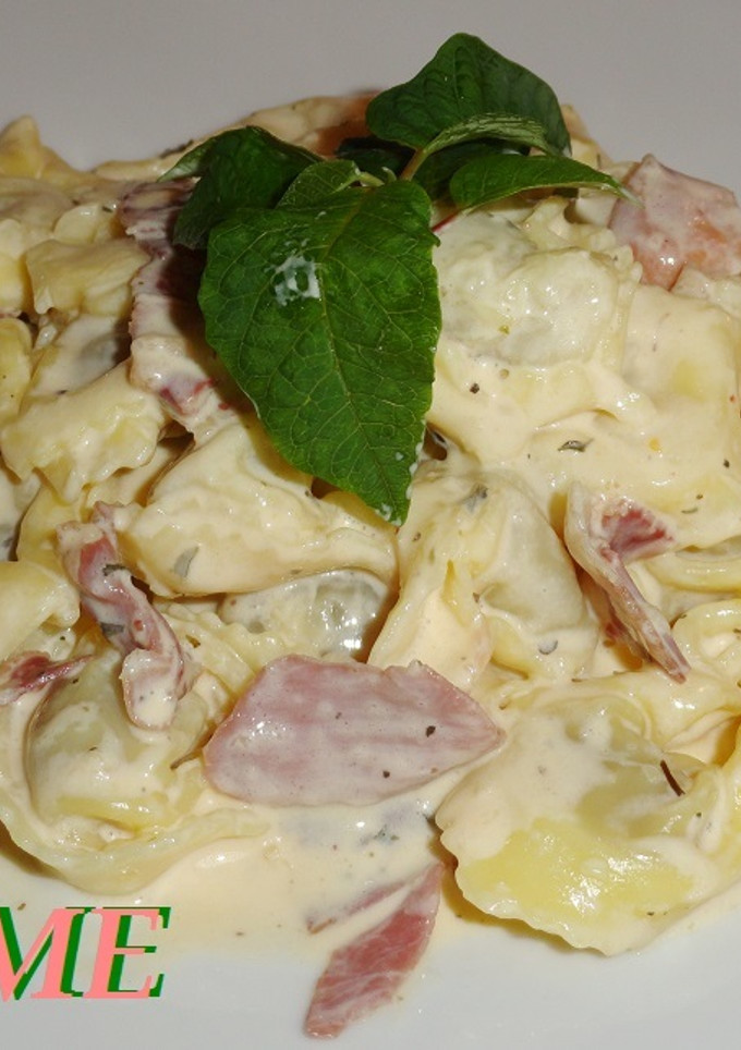 Una foto de Tortellini con jamón ibérico a los cuatro quesos