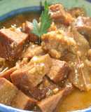 Seitán guisado a la naranja con puré de nabos y guisantes