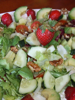 Una foto de Ensalada con aderezo de aceite de cacahuete y lima