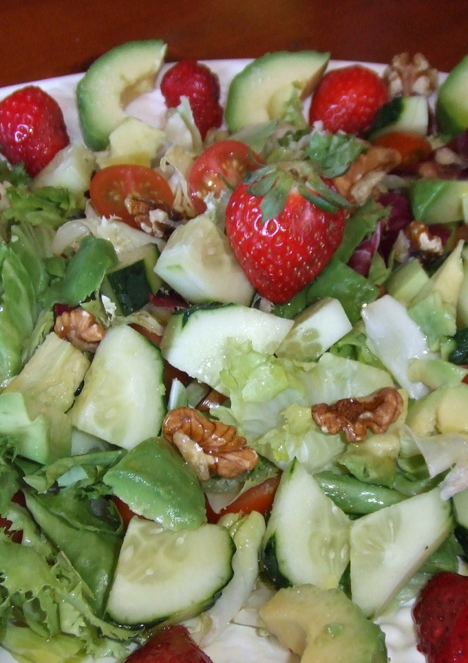 Una foto de Ensalada con aderezo de aceite de cacahuete y lima