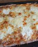 Pizza integral cuadrada con cebolla y quesos variados