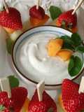 Brochetas de fruta con salsa de nata y licor irlandés