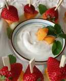 Brochetas de fruta con salsa de nata y licor irlandés