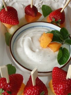Una foto de Brochetas de fruta con salsa de nata y licor irlandés