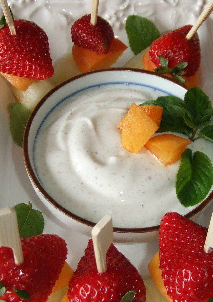 Una foto de Brochetas de fruta con salsa de nata y licor irlandés