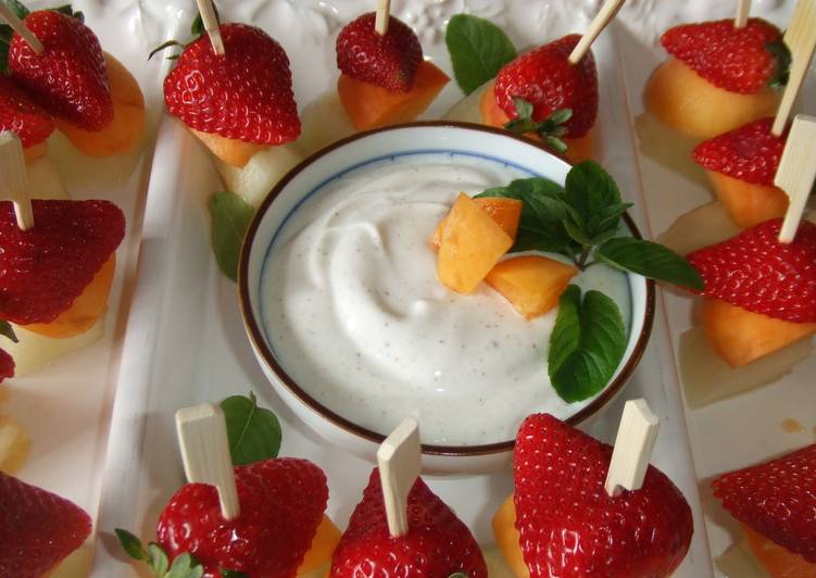 Brochetas de fruta con salsa de nata y licor irlandés