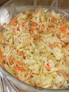 Una foto de Ensalada de repollo, manzana y zanahorias con aliño de yogur
