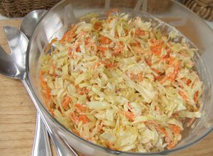 Foto principal de Ensalada de repollo, manzana y zanahorias con aliño de yogur