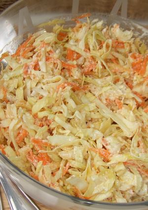 Una foto de Ensalada de repollo, manzana y zanahorias con aliño de yogur
