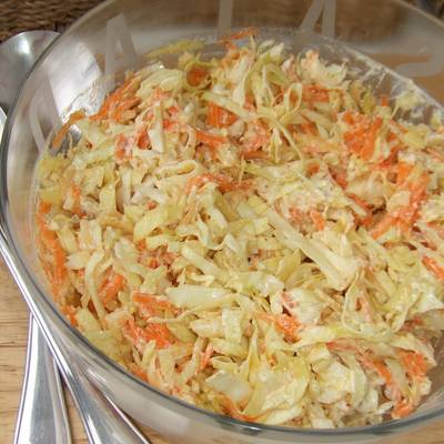 Ensalada de repollo, manzana y zanahorias con aliño de yogur Receta de  Cuqui Bastida- Cookpad