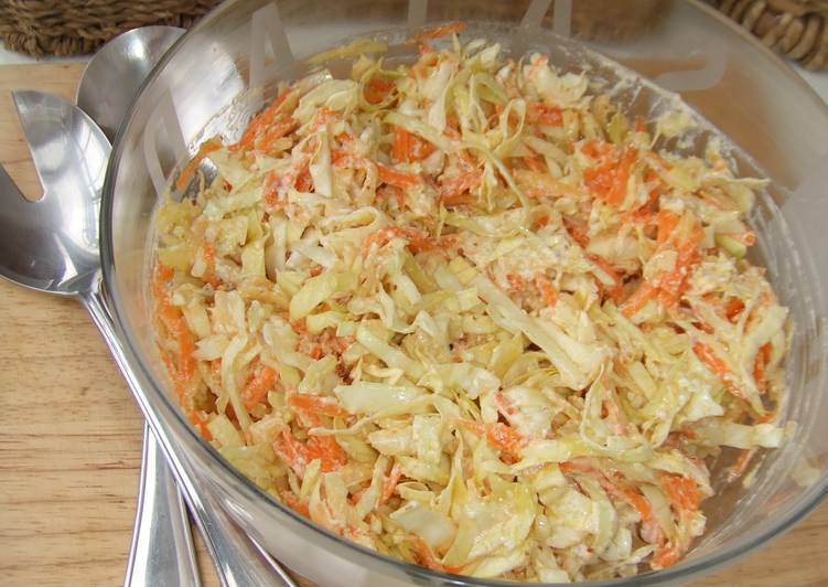 Ensalada de repollo, manzana y zanahorias con aliño de yogur