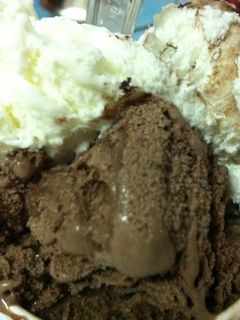 Una foto de Helado de vainilla y helado de chocolate