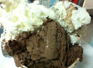 Una foto de Helado de vainilla y helado de chocolate