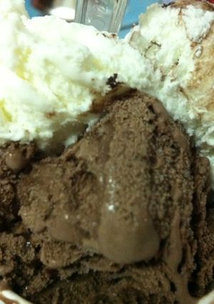 Una foto de Helado de vainilla y helado de chocolate