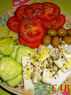Una foto de Ensalada de tomate, pepino y queso de cabra