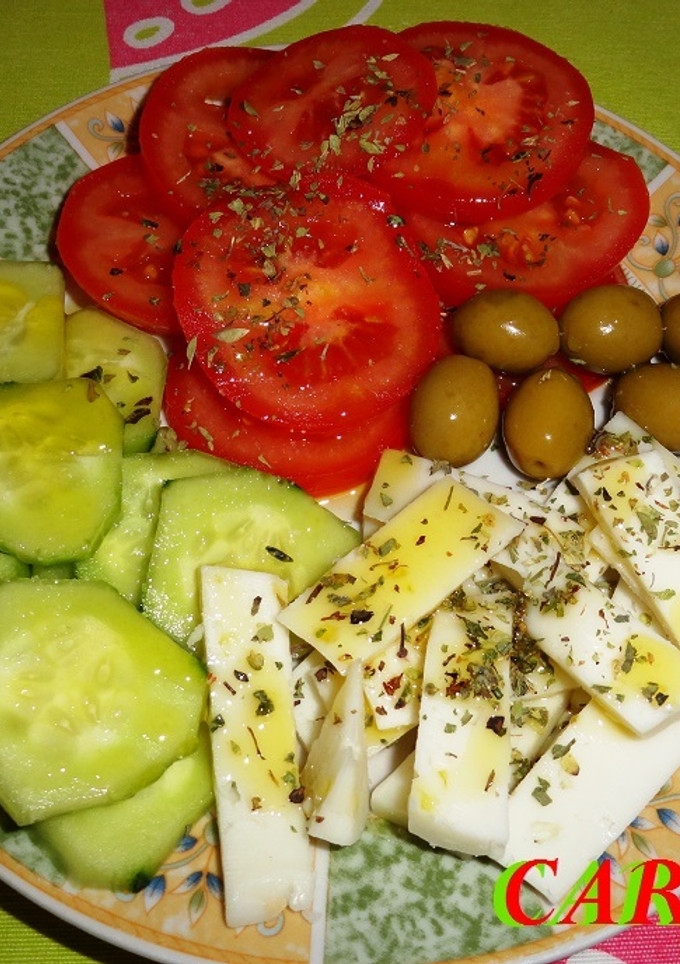 Una foto de Ensalada de tomate, pepino y queso de cabra