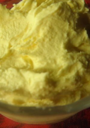 Una foto de Crema de limón para relleno y cobertura de tortas
