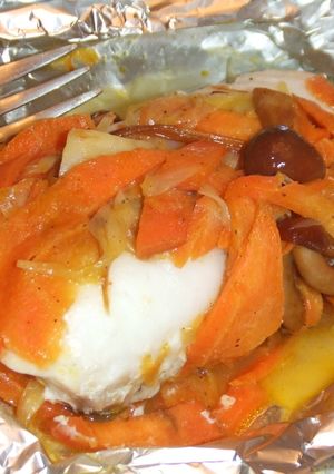 Una foto de Lomos de merluza al horno con guarnición de zanahorias y setitas